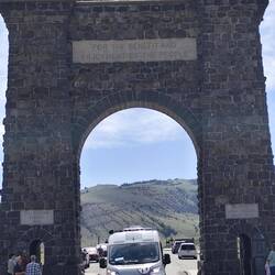 ... das ursprüngliche Eingangstor zum Yellowstone ... mit Leitspruch ... and best Seven