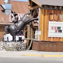 ... mit Bronze-Statue davor