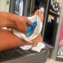 Erst mal den umgeknickten Haxen kühlen