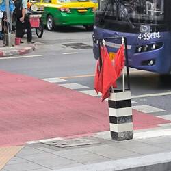 Fußgängerüberweg auf thailändisch. Man nehme eine Fahne, wedele wild in der Luft herum und gehe los.