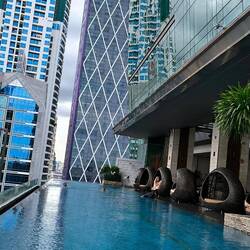 Infinity Pool mit Absturzsicherung links.