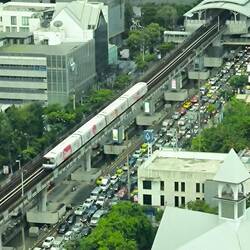 Rushhour in Bangkok. Jetzt besser nicht Auto fahren. 1/2 Stunde für 2-3 km üblich. Alternative links