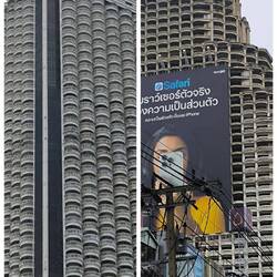 Links Luxushotel, rechts 150 m Luftlinie entfernt, Bauruine mit Erdbebenschäden.