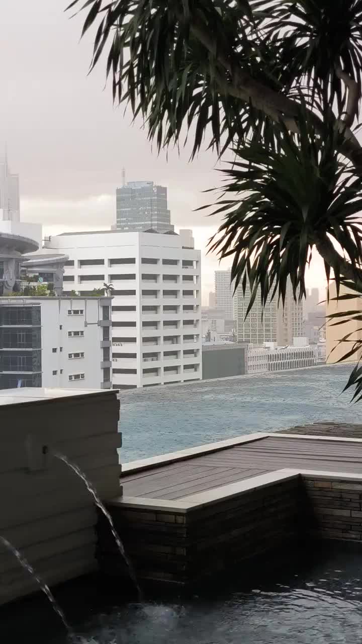 Heftiger lauwarmer Regenschauer. Wärmer als der runtergekühlte Pool.