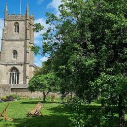 Entspannter Blick vom Garten auf das ehrwürdige Gemäuer