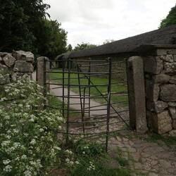 Cleverer Zugang, um Weidetiere fernzuhalten - ebenso für Backpacker mit großen Rucksäcken