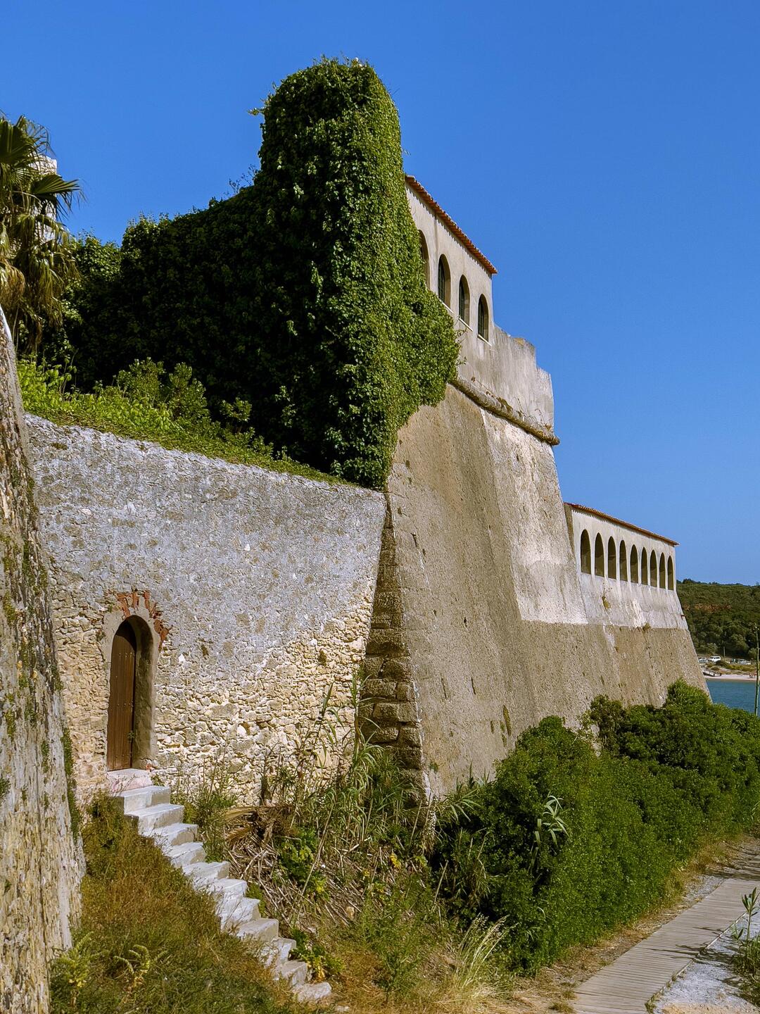 Forte de São Clemente. Wer genau schaut, kann auf dem bewachsenen Turm einen der Störche sehen.