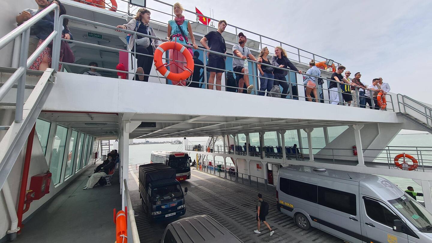 Mit der Fähre geht es rüber nach Cat Ba Island