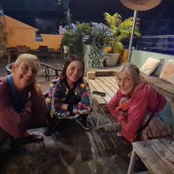 Mit der Hostelchefin quatschen wir nett auf der Terrasse