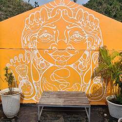 Schön bemalt und mit vielen Pflanzen dekoriert