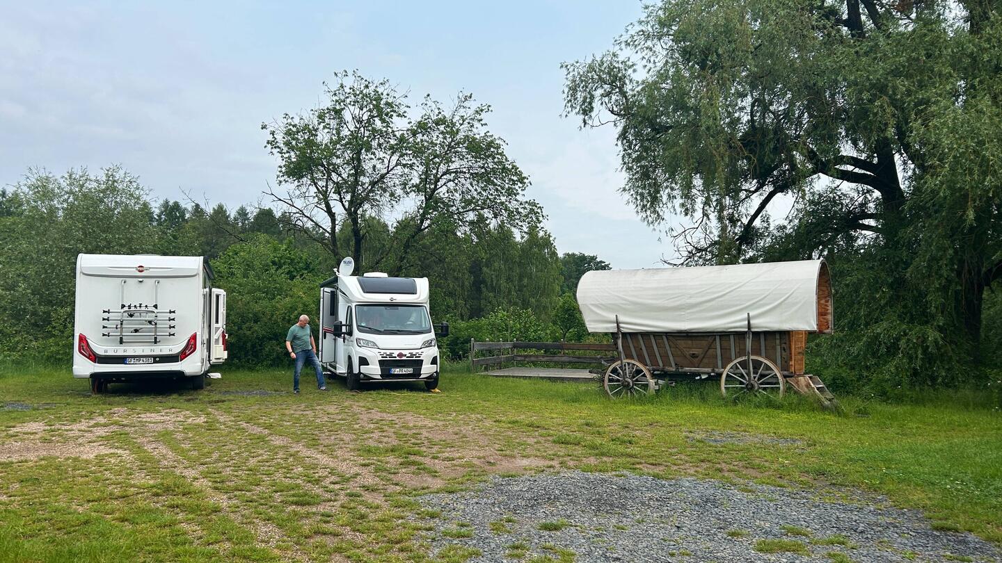 Wagenburg wie im "Wilden Westen" mit Unterstützung Planwagen.😝