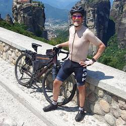 Ein freundlicher Serbe macht dieses Foto