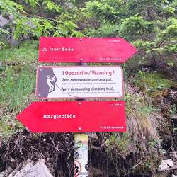 Links zum Aussichtspunkt - rechts zur Quelle