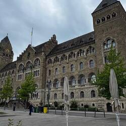 Alte Gebäude und viel Militär herrschen hier vor