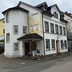 Der Winzerbetrieb sieht nicht annähernd nach dem Geschmack seines Weines aus 🫣