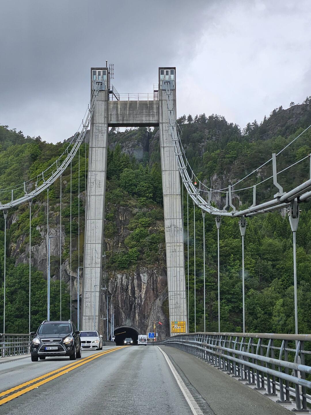 Stellvertretend für die vielen Tunnel hier einer mit Brücke vorweg.