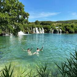 Wir geniessen das (sehr) kühle Wasser