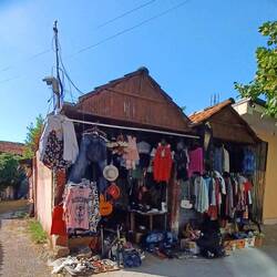 Kleiderladen mit gebrauchten Kleider.