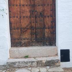 Massive Eingangstüren überall. Wenn die erzählen könnten...