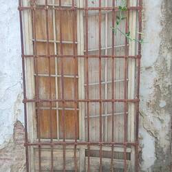 Das Haus verfallen, das Fenster kaputt, das Gitter hält 😃