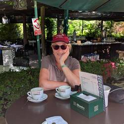 Gestartet haben wir mit "dos café manchado" im Café am Haupteingang.