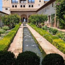 Wasserbecken mit Springbrunnen.