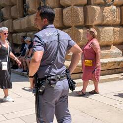 Die Sicherheitsleute waren schwer bewaffnet. Man achte insbesondere auf die Patronenhülsen am Gürtel