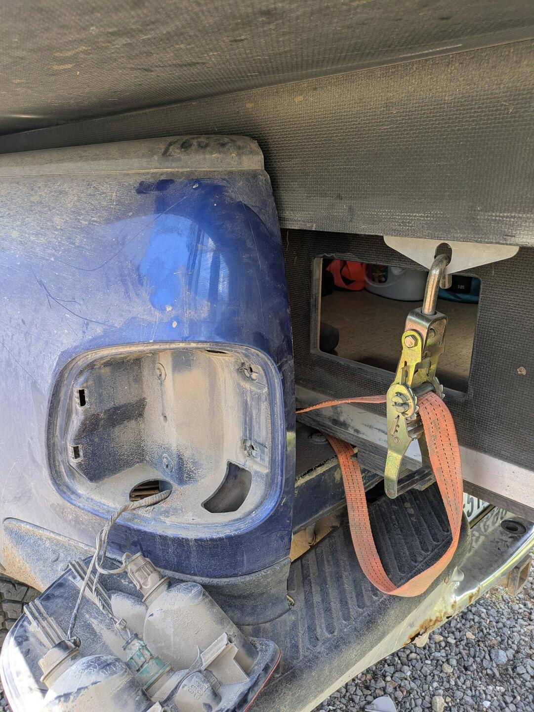 Kabine leicht absatteln um an die Schrauben fürs Rücklicht zu kommen.