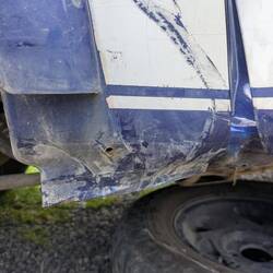 Kötflügel unten und Türe sind verbogen...