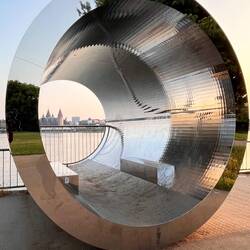 Die Pixelröhre am Kasteller Rheinufer mit Dom am Mainzer Ufer (Winter/Hoerbelt 2022),