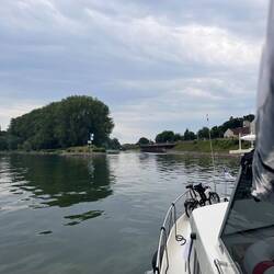 Einfahrt in den Oppenheimer Hafen mit Bootstankstelle