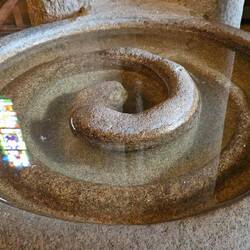 ... Weihwasser mit Schlange in Muros ...