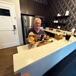 Abends in dem echt schönen Hotelzimmer Supermarkt-Salat und jeder 1 Stück Pizza vernascht