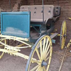 Alte Kutsche aus dem 19. Jahrhundert. Die Federung sieht aus wie bei unserem WoMo.