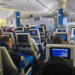 Bei 12h Flug kann man sich Beinfreiheit im Comfortbereich gönnen.