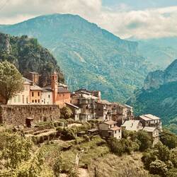 ...das beim Verlassen aussieht wie die vielen anderen, in die Bergwände gepferchten, schönen Dörfer…
