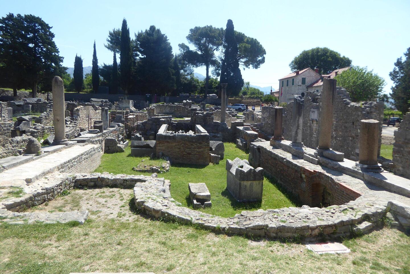 The Manastrine - a Funerary basilica outside the walls