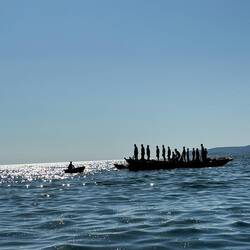 Men at work! Fischer bei der Arbeit. Die Jungs ziehen das Netz von Hand auf's Boot.