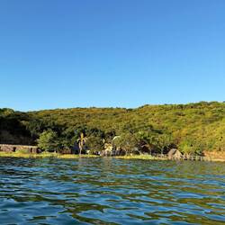 Unsere letzte Station in Tansania: Liemba Beach Lodge. Idyllisch von der Ferne, "Ruine" aus der Nähe