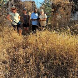 Lagebesprechung mit dem Hafenmeister. Des Kaisers Bismarkburg stand hier.