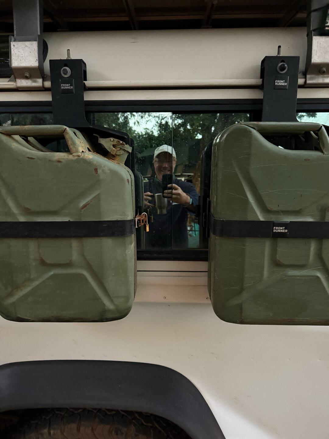 Eingebettet zwischen formschönen Benzinkanistern mit dem Farewell-Kaffee von Tansania.