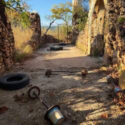 McFit auf tansanisch! Teile der Ruine wurden als Fitnessstudio genutzt.