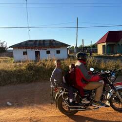 Elterntaxi auf dem Weg zur Schule.