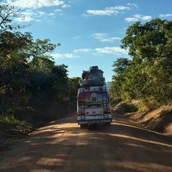 Wo wir sind sind auch sie. Man beachte die Heckscheibe von und den festgezurrten Hahn auf'm Dach.