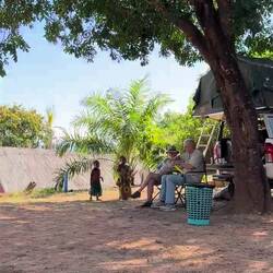 Idylle an der Liemba Lodge! Kinderherzen und Seniorenherzen im Gleichklang.