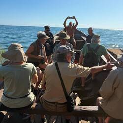 Ein Boot wackerer Deutscher auf der Teutonenexpedition zur Bismarkburg.