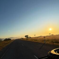 Einfach wunderbar! Der frische afrikanische Morgen. Die Straße, der Landy und wir!