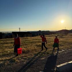 Morgens an der Straße. Afrika ist unterwegs!