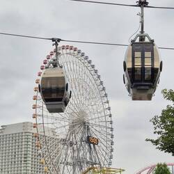 Man könnte vom Bahnhof mit der Gondel zum Vergnügungspark fahren, ich bin zu Fuss gegangen