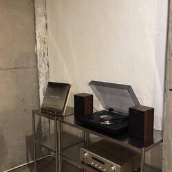 Plattespiler im Hostel